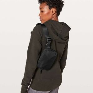 Everywhere Belt Bag in Black